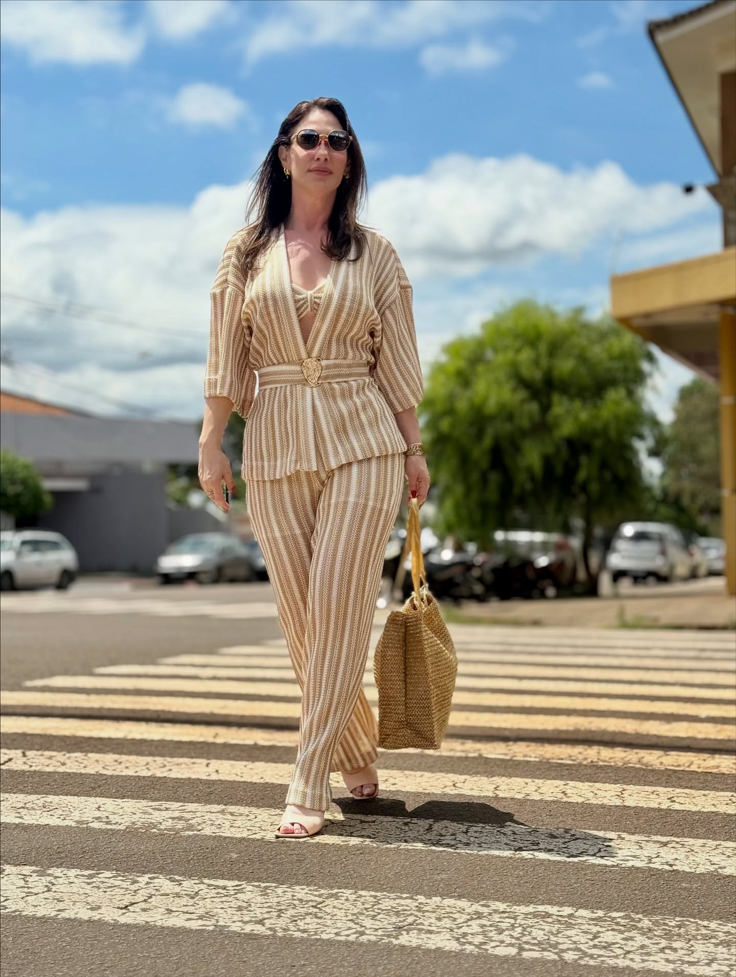 Conjunto listrado bege na faixa de pedestres