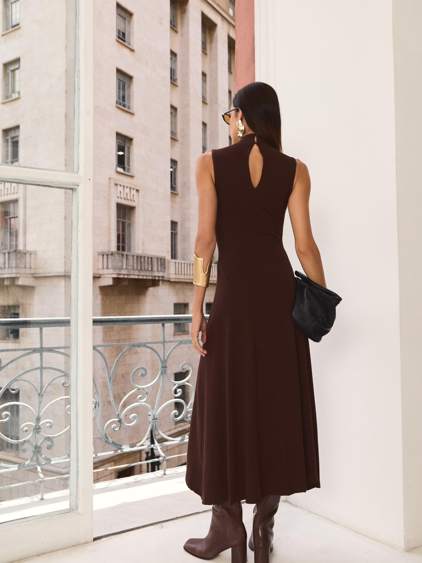 Vestido marrom, vista das costas
